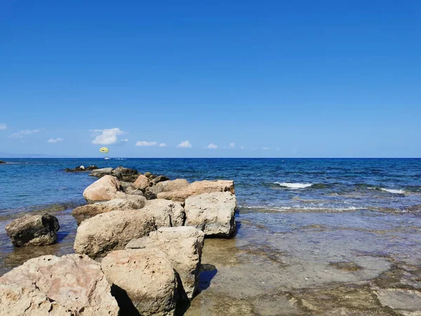 Protaras Cypr Wybrzeże Morza Śródziemnego Kamienny Grzbiet Końcu Którego Jest — Zdjęcie stockowe