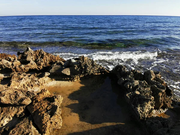 Protaras Zona Famagusta Chipre Larga Lava Endurecida Costa Porosa Afilada — Foto de Stock