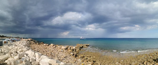 Protaras Famagusta Bölgesi Kıbrıs Panorama Akdeniz Taş Kıyıları Denizde Beyaz — Stok fotoğraf