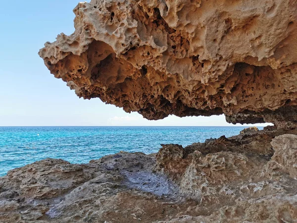 Protaras Zona Famagusta Chipre Uma Pedra Uma Rocha Pedaço Pendurado — Fotografia de Stock