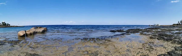 プロタラス 有名なエリア キプロス パノラマ 澄んだ水 雲と青い空に対する石の尾根から地中海の岩の海岸 — ストック写真
