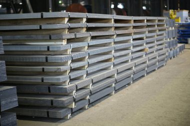 Çelik fabrikasında çelik plaka yığını