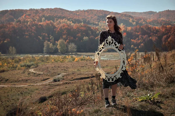 Jovem Mulher Conceitual Segurando Espelho Natureza Imagens De Bancos De Imagens