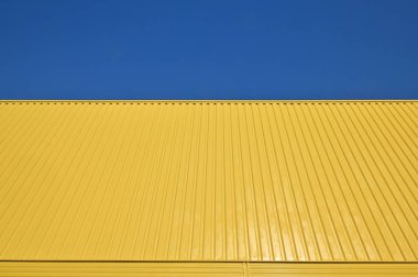 Arkaplan Kalıbı Sarı Galvanize Metal Profili Gökyüzüne Karşı