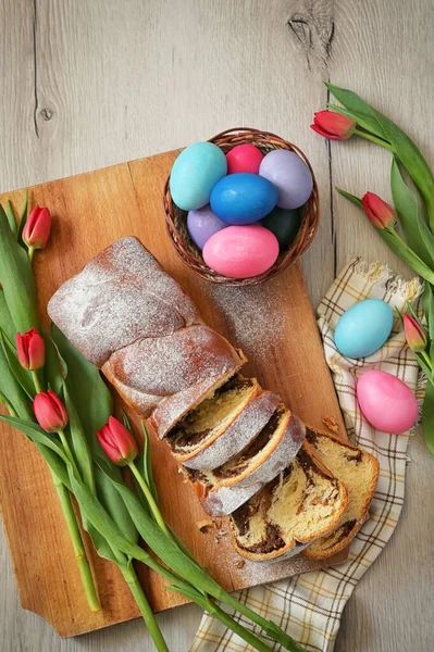 Großaufnahme Rumänisches Osterbrot Cozonac Auf Dem Ostertisch lizenzfreie Stockfotos