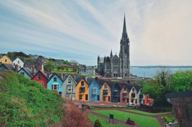 Cobh, İrlanda 'daki St. Colman Katedrali ve Renkli Evler Yazın