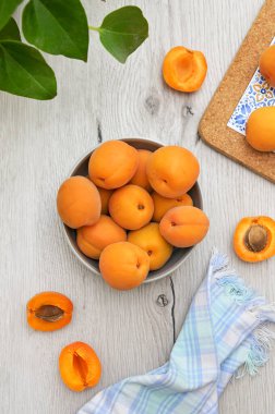 Yakın plan Lezzetli Taze Olmuş Kayısılar Tahta Masada