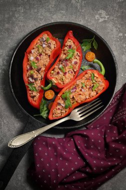 Pan 'da Kıymalı Et ve Sebze Doldurulmuş Kırmızı Zil