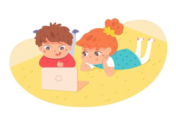 Дети лежат на полу и смотрят на ноутбук. Мальчик и девочка смотрят на компьютер на жёлтом ковре. Дети с векторной иллюстрацией мобильных устройств. Занятия в закрытых помещениях с детьми — стоковый вектор
