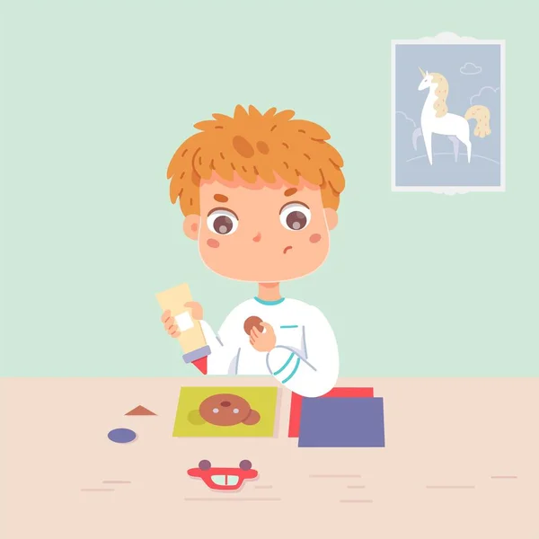 Jongen maken beer van papier in kunst en ambachten klasse. Kleine kinderen lijmen onderdelen met lijm, zitten aan een bureau in de klas. Creatieve activiteiten met tools vector illustratie — Stockvector