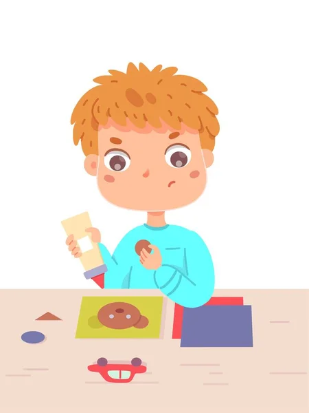 Menino fazendo urso de papel na aula de arte e artesanato. Pequena criança colando peças com cola, sentado na mesa em sala de aula da escola. Atividades criativas com ferramentas ilustração vetorial — Vetor de Stock