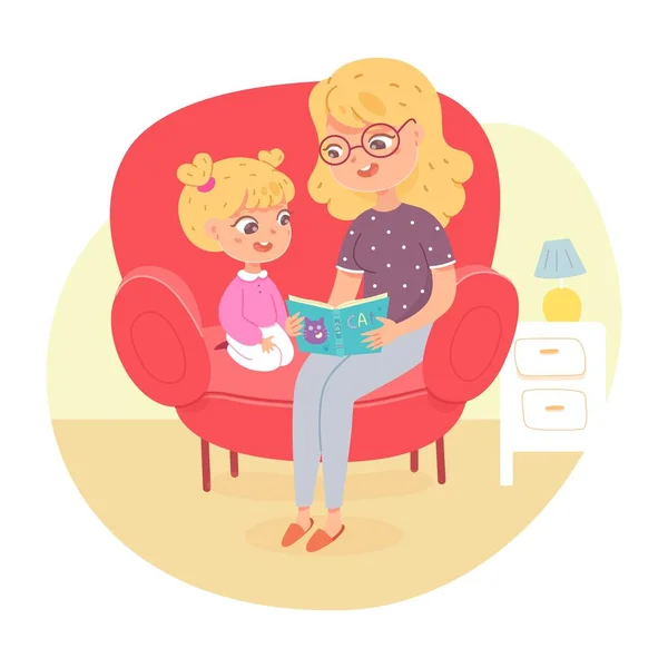 Мама читает книгу дочери дома. Счастливая векторная иллюстрация активности умных детей. Женщина проводит время вместе с маленьким ребенком, семья сидит в кресле в помещении — стоковый вектор