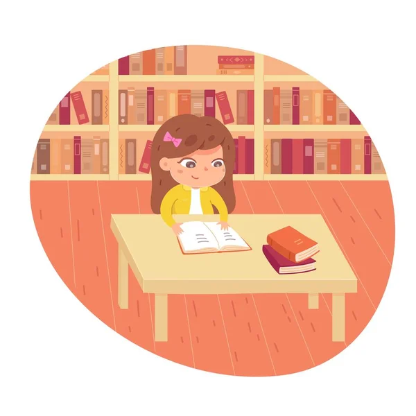 Девушка читает книгу в школьной библиотеке. Счастливый умный ребенок изучает векторную иллюстрацию активности. Ребёнок сидит за столом. Дизайн интерьера библиотеки — стоковый вектор