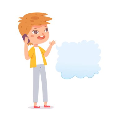 Cep telefonundan konuşan tatlı bir çocuk, arkadaşlarını ya da ailesini aramak için cep telefonu kullanan küçük bir çocuk.