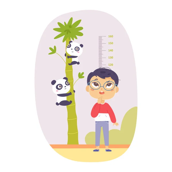 Chlapec měří výšku, dítě s brýlemi stojí u vysokého stromu s legračními pandami Stock Ilustrace