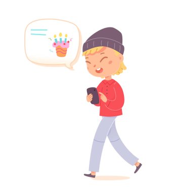 Sosyal medyadaki bağlantıdan çevrimiçi doğum günü mesajı almak için cep telefonu tutan çocuk