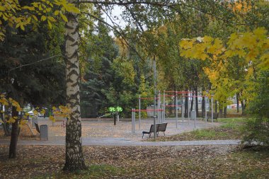 Açık hava parkında spor aletleriyle spor sahası. Yüksek kalite fotoğraf
