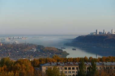 Sonbahar manzarası. Nehrin üzerinde sonbahar sisi. Nizhny Novgorod Oka Nehri. Yüksek kalite fotoğraf