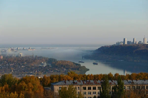 秋の風景 川の上に秋の霧 ニジニノヴゴロド岡川 高品質の写真 — ストック写真
