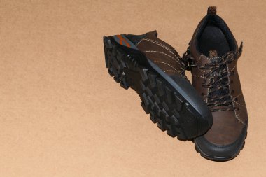 Erkek ayakkabıları gri arka planda izole edilir. Yüksek kalite fotoğraf