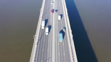Nehrin üzerindeki köprüde ulaşım hareketi. Nakliye köprüsünün panoraması. Nizhny Novgorod Myzinsky Köprüsü. İnsansız hava aracından video kaydı. Yüksek kaliteli FullHD görüntüler