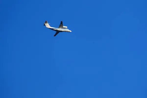 Bir Yolcu Uçağı Gökyüzünde Uçuyor Mavi Arka Planda Beyaz Yolcu — Stok fotoğraf