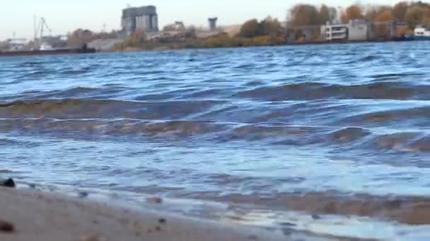 Fluss Schöne Plätschernde Wellen Ufernähe Video Mit Geräuschen Von Wasser — Stockvideo
