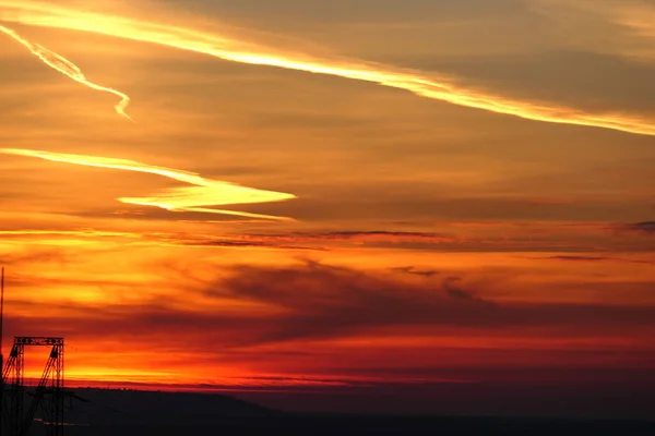 Gökyüzünde Güzel Alışılmadık Bir Gün Batımı Kırmızı Ufuk Yüksek Kalite — Stok fotoğraf