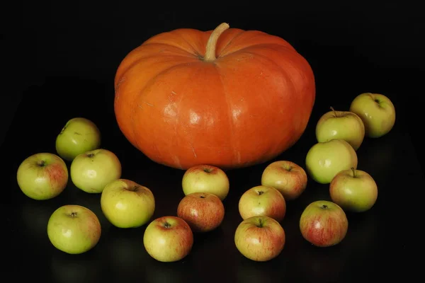 Herbsternte Reifer Runder Kürbis Und Äpfel Auf Schwarzem Hintergrund Halloween — Stockfoto