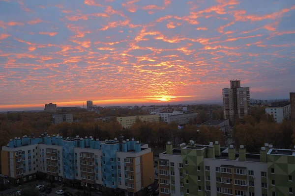 Сонце Встає Вранці Місті Рано Вранці Фотографія Високої Якості — стокове фото