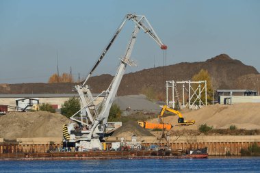 Nehrin kıyısındaki inşaat yapıları. Yüksek kalite fotoğraf