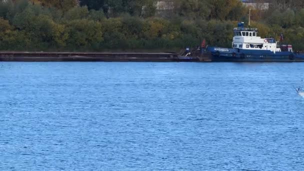 Nizhny Novgorod, Rusia, río Oka, 11.10.2021. Flujo de lodo del río en Oka. Un yate de vela, remolcadores y una barcaza — Vídeo de stock