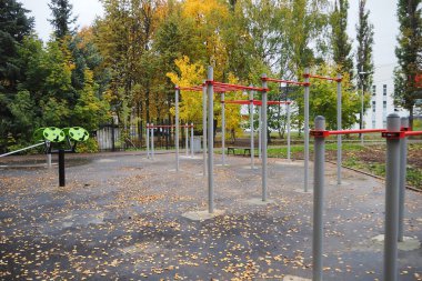 Açık hava parkında spor aletleriyle spor sahası.