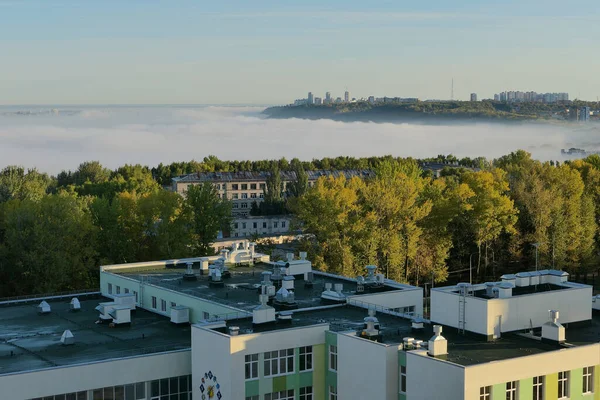 Niebla sobre la ciudad por la mañana. Niebla matutina de otoño. —  Fotos de Stock