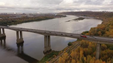 Nizhniy Novgorod. Sonbaharda nehrin üzerindeki Myzinsky köprüsü. Bulutlu havada sonbahar manzarası. Hava fotoğrafçılığı.