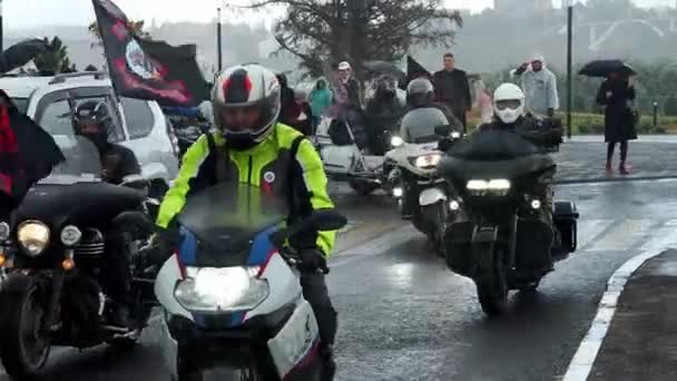 Niżny Nowogród, Rosja, 09.05.2021 r., ul. Strelka, Katedra Aleksandra Newskiego. Wyścig motocyklowy w Nevsky Way. Kolumna motocyklistów — Wideo stockowe