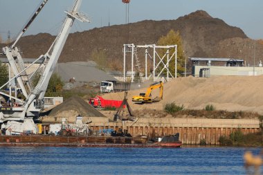 Nehrin kıyısındaki inşaat yapıları. Yüksek kalite fotoğraf