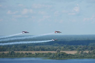 Hava gösterisi. Askeri uçakların gösteri gösterileri. - Evet. Yüksek kalite fotoğraf