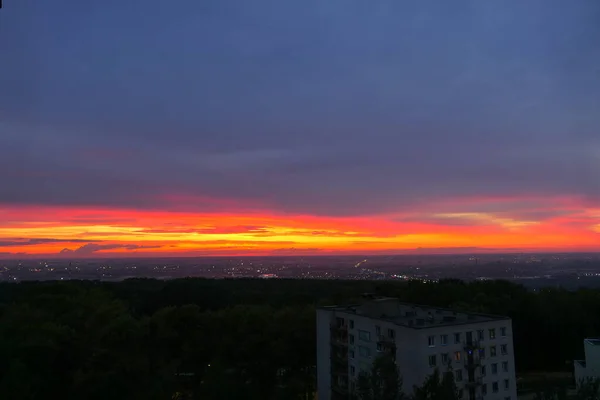 Şehrin Üzerinde Gökyüzünde Güzel Bir Günbatımı Görülür Yüksek Kalite Fotoğraf — Stok fotoğraf