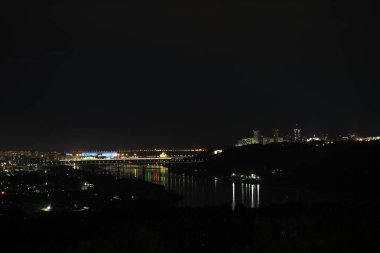 Gece panoraması. Gece şehri ve nehir manzarası. Yüksek kalite fotoğraf