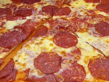 Lezzetli pizza. Peynirli pizza, salam ve domates. Peynir kabuğu. Yüksek kalite fotoğraf