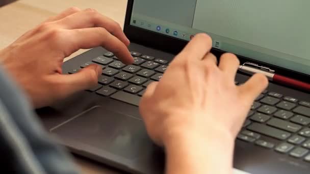 Arbeiten Sie Einem Laptop Geben Sie Text Auf Ihrer Laptop — Stockvideo