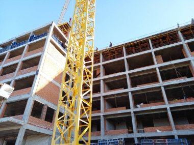 Büyük bir bina inşaatı. İnşaat alanında bir vinç. - Evet. Yüksek kalite fotoğraf