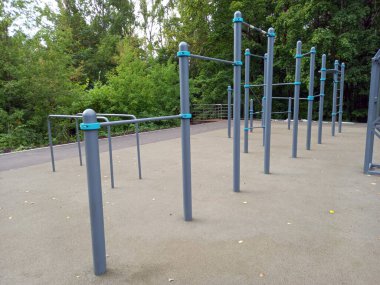 Profesyonel döşemeleri ve yatay barları olan modern açık hava spor sahası. Yüksek kalite fotoğraf