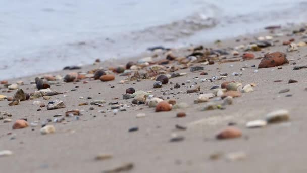 Praia de areia. Ondas e praia de areia. — Vídeo de Stock