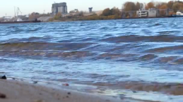 Fluss. Schöne plätschernde Wellen in Ufernähe. — Stockvideo