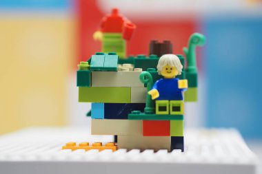 Çocuk yapıcı LEGO Renkli plastik figürler ve bloklar.