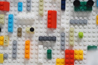 Çocuk yapıcı LEGO Renkli plastik figürler ve bloklar.