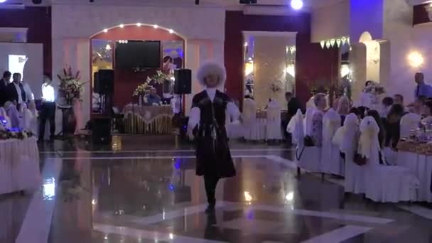 Pyatigrsk ロシア Zheleznovodskaya Goldisバンケットホール 2017 伝統的な民族衣装で伝統的な白人の踊り 宴会場でコーカサス出身のアーティストによるパフォーマンス そうだ 高品質のフルHd映像 — ストック動画