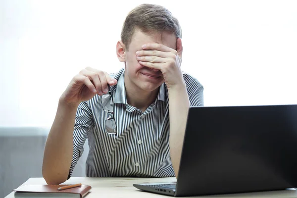 Online eğitim. Coronavirus salgını sırasında uzaktan bir üniversite öğrencisi.